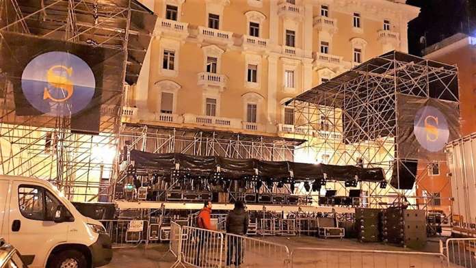 Piazza Amendola palco per concerto