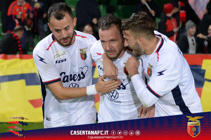 d'angelo casertana abbraccio