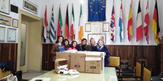 foto consegna doni al comune