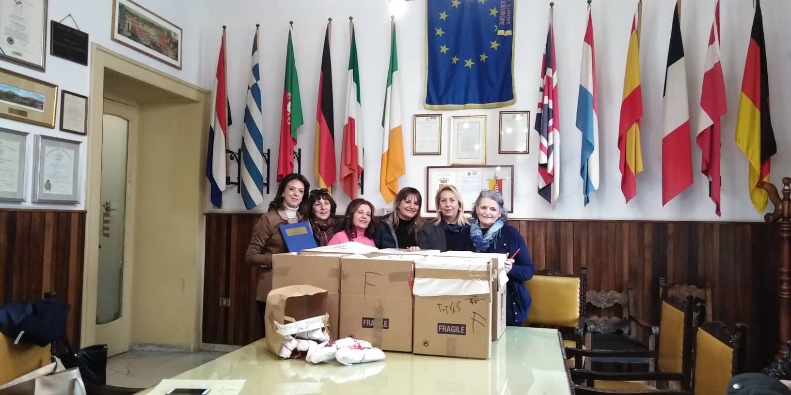 foto consegna doni al comune