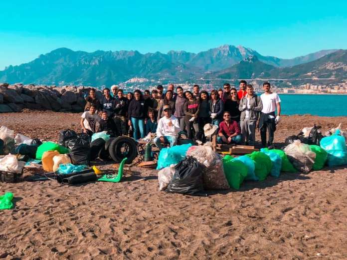 Volontari rifiuti spiaggia pastena