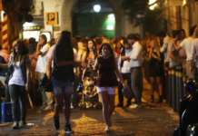 Chiaia festeggia abolizione coprifuoco con notte bianca: residenti furiosi