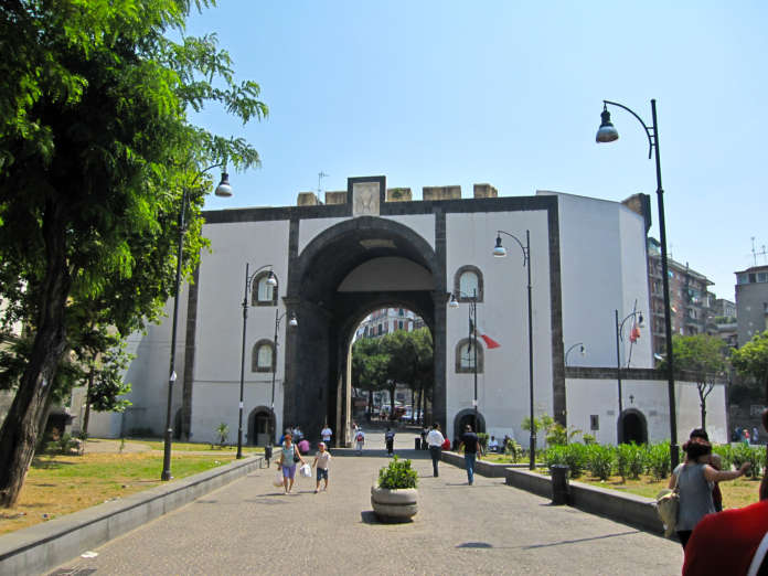 Napoli_-_Porta_Capuana