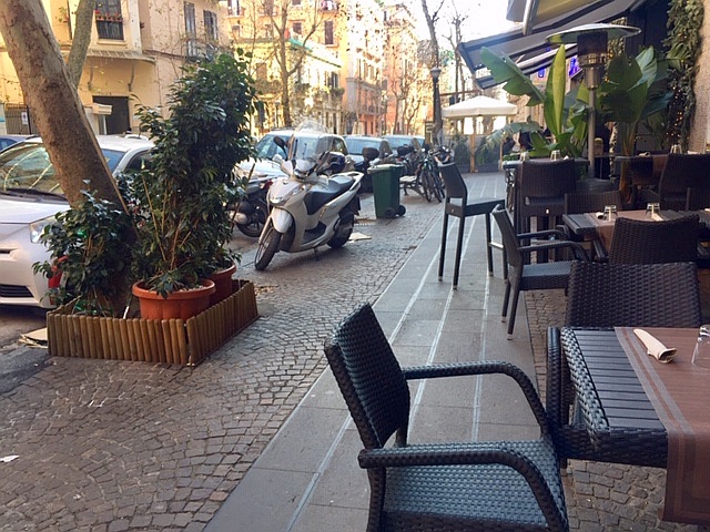 Vomero, marciapiede occupato