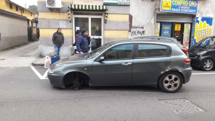 auto perde ruota