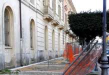 Airola, Palazzo Ducale abbandonato: il vento spazza via anche le recinzioni di protezione