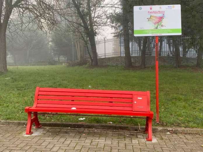 panchina rossa, cassetta denunce