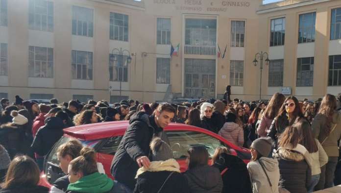 scuola tommaso d'aquino salerno studenti protesta