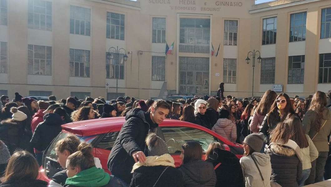 scuola tommaso d'aquino salerno studenti protesta