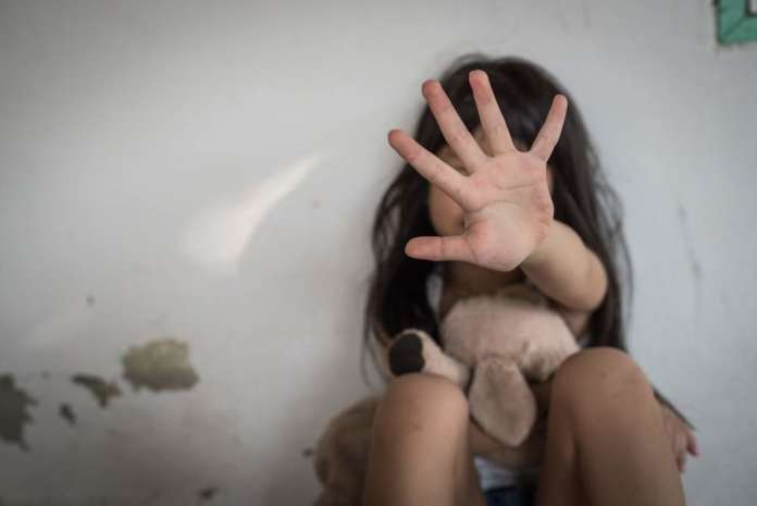 Bimba violentata