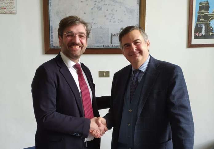 Il sindaco di Aversa Alfondo Golia (a sinistra) firma accordo con Università