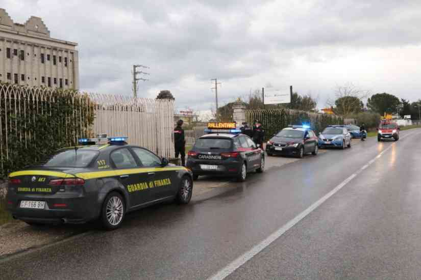 Forze dell'ordine davanti a Villa Margherita