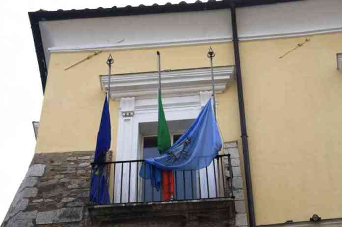 bandiere mezz'asta