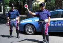 Tentano di sfuggire a controllo e danneggiano auto polizia: denunciati tre giovani