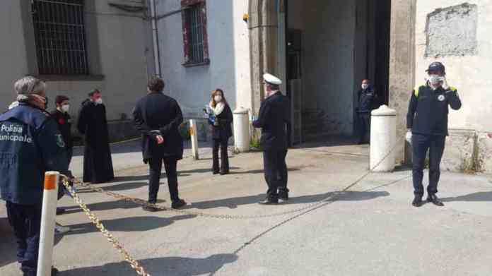 Comune dona uova di pasqua ai detenuti