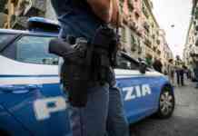 Ruba il cellulare a una donna, poliziotto libero dal servizio raggiunge e cattura il ladro