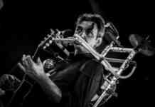 Covid-19, la dura vita degli artisti di strada: l’intervista all’Uomo Orchestra Partenopeo (VIDEO)