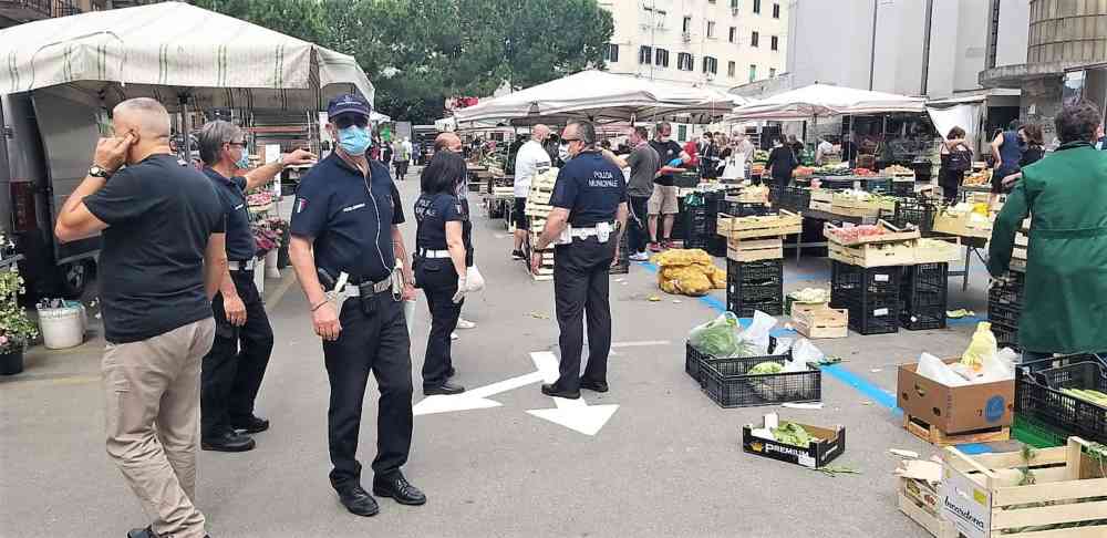 Mercato piazza Casalbore polizia municipale