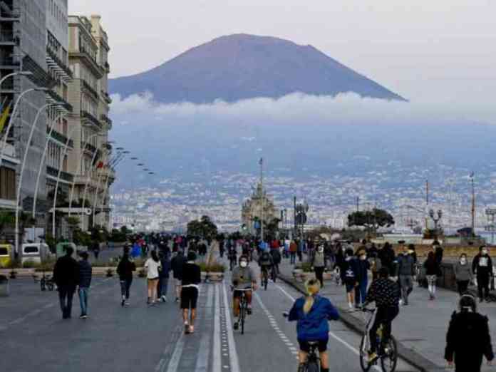 lungomare-napoli-folla