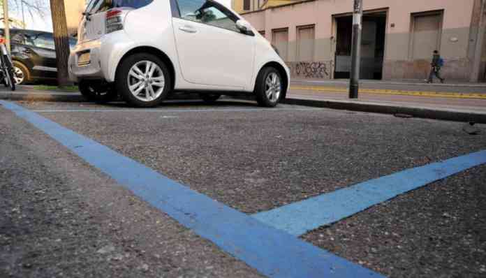 strisce_blu_parcheggio-840x480