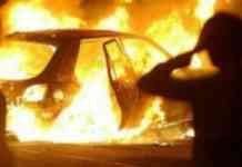 Scippano borsa a una donna e per non farsi denunciare le incendiano l’auto