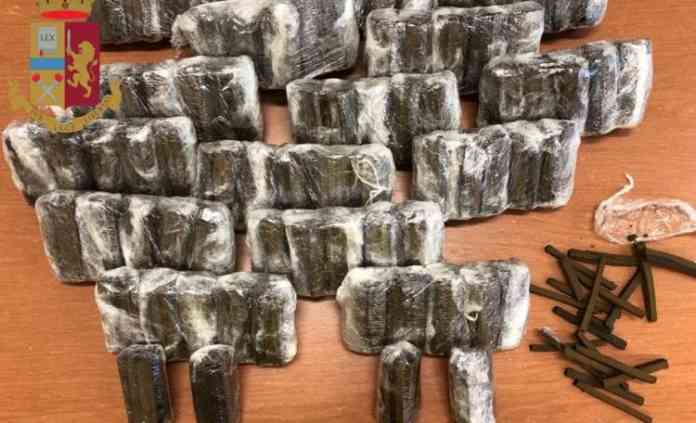 Scampia arrestato auto hashish