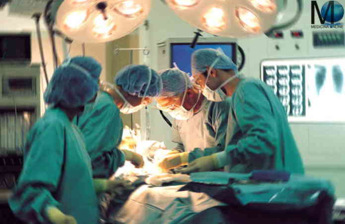 medicina-online-surgeon-surgery-emergency-room-chirurgia-operazione-chirurgo-team-trapianto-sangue-bisturi-emergenza-cuore-cervello-ospedale-morte-errore-ferri-vascolare