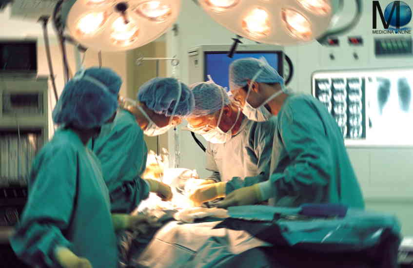 medicina-online-surgeon-surgery-emergency-room-chirurgia-operazione-chirurgo-team-trapianto-sangue-bisturi-emergenza-cuore-cervello-ospedale-morte-errore-ferri-vascolare