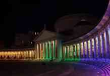 Pride Napoli: piazza del Plebiscito diventa un arcobaleno