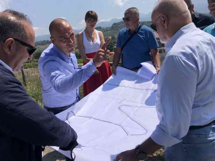 Il sindaco Chiola durante il sopralluogo