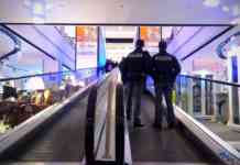 Passeggino con sorpresa: la scoperta degli agenti al centro commerciale