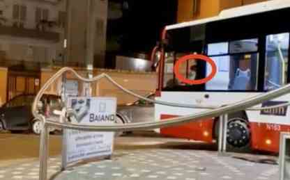 ragazzino-guida-bus-