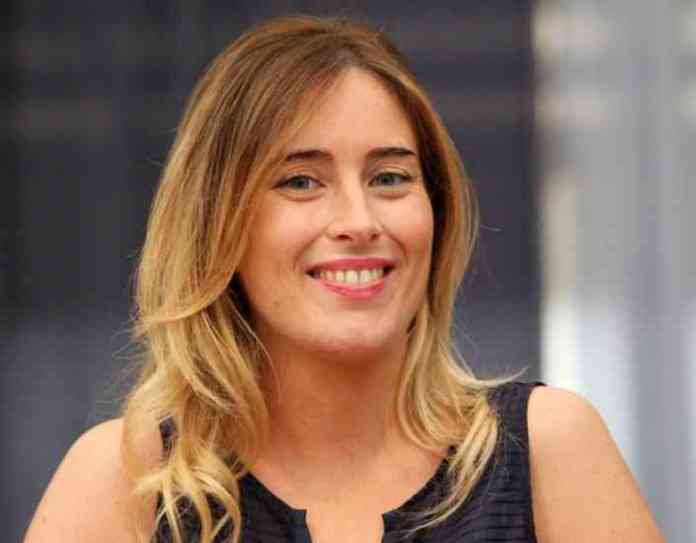 selfie-e-senato-a-varese-la-boschi-e-subito-una-star_abbc6f20-14f9-11e4-9c4a-0b83a01baa69_display