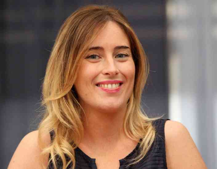 selfie-e-senato-a-varese-la-boschi-e-subito-una-star_abbc6f20-14f9-11e4-9c4a-0b83a01baa69_display