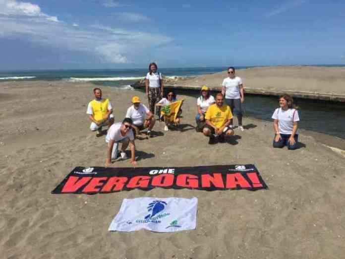 Blitz Legambiente alla foce dell'Agnena 5-8-2020