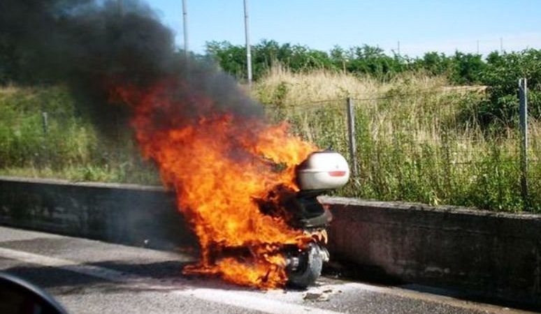 In-fiamme-un-motorino-56b8a1139a9241-774x450