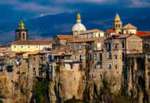 “Natale al Borgo”, a Sant’Agata de’ Goti i commercianti portano in scena spettacoli, musica e arte