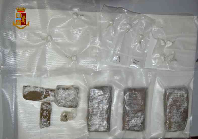 Droga sequestrata in casa 30enne Maddaloni 24-9-2020