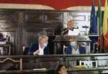 Napoli, siparietto in Consiglio. M5S: “Vi fate male”. Scongiuri e la risposta del presidente