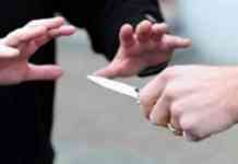 Napoli, ennesima rissa tra minorenni: uno finisce in ospedale per una coltellata