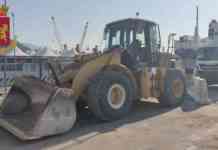 Salerno, caterpillar rubato su una nave per Casablanca: la polizia recupera il mezzo