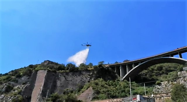 elicottero antincendio