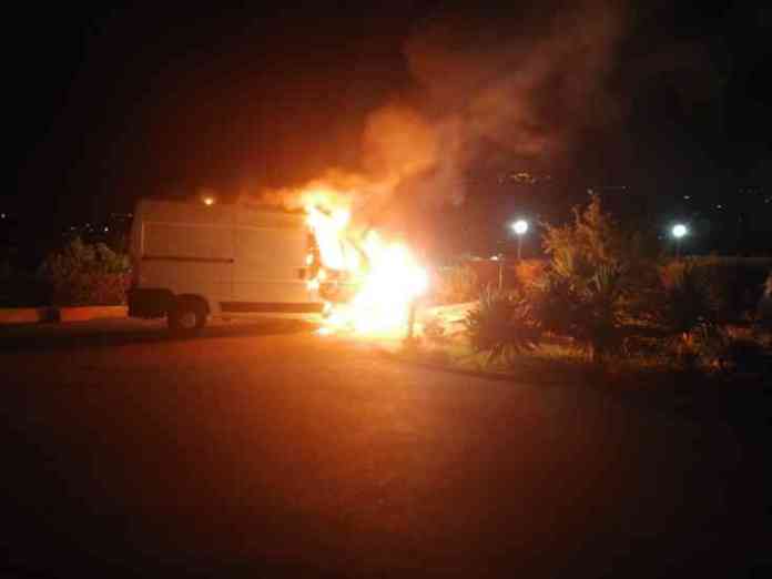incendio furgone ponte