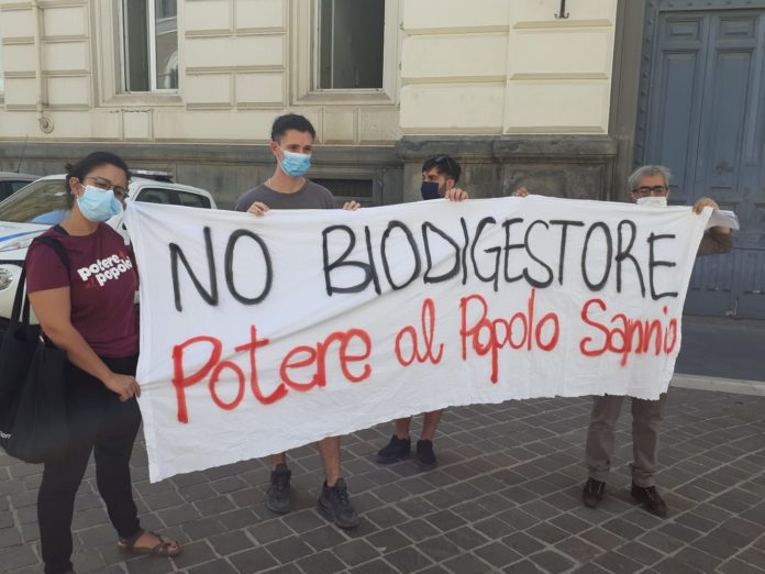 potere al popolo contro biodigestore