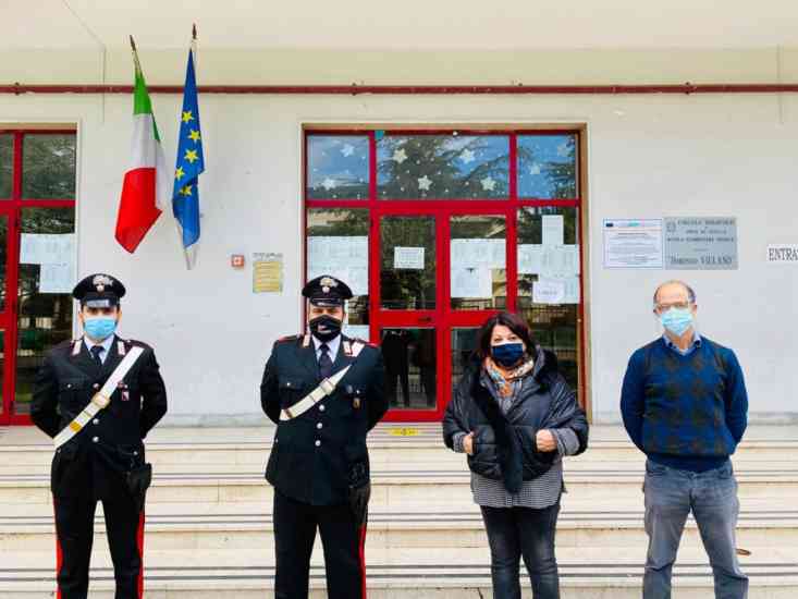 Carabinieri consegnano pc a studenti Orta di Atella zona rossa 28-10-2020