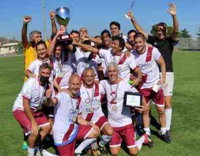 Foto Squadra Calcio Commercialisti Salerno con Coppa Italia 2020