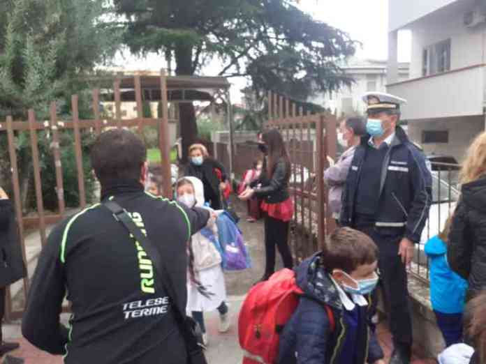 controlli davanti le scuole