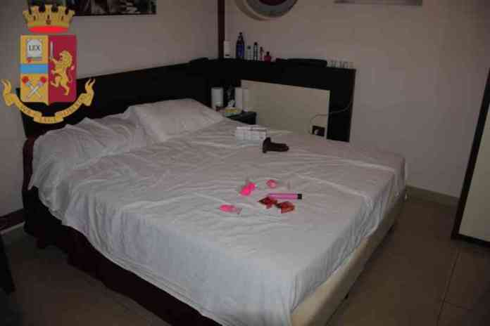 foto camera da letto con logo e t