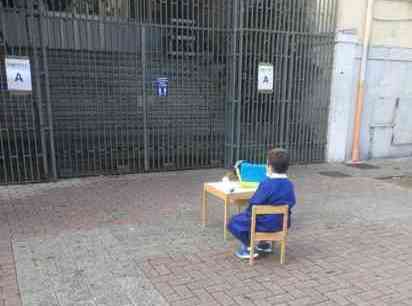protesta bimbo scuola cancelli chiusi torrione