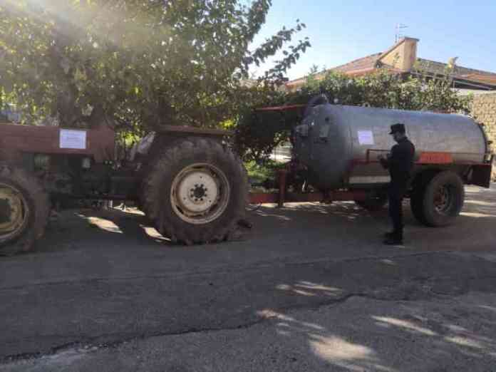 Agricoltore scarica reflui molitura olive con carro botte 27-11-2020